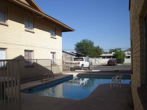 Mountain View Apartments in Phoenix, AZ - Building Photo - Building Photo