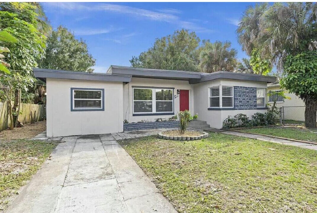 1016 Chipola Rd in Fort Pierce, FL - Building Photo