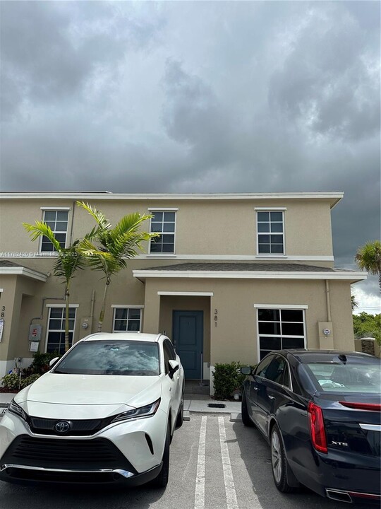 381 NE 5th Pl in Florida City, FL - Building Photo