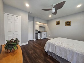 2403 Paradise Dr in Kissimmee, FL - Building Photo - Building Photo