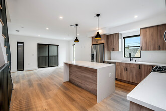 354 Newland St in Los Angeles, CA - Building Photo - Interior Photo