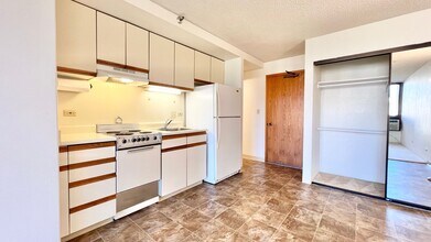 5333 Likini St in Honolulu, HI - Building Photo - Building Photo