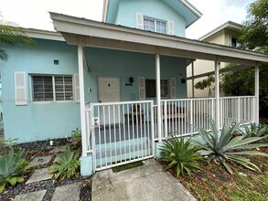 325 NW 19th Ln in Miami, FL - Foto de edificio - Building Photo