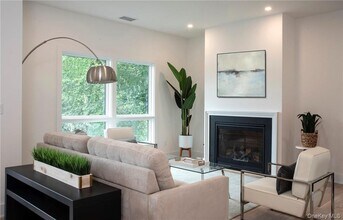 8 Boulevard W in Pelham, NY - Foto de edificio - Building Photo