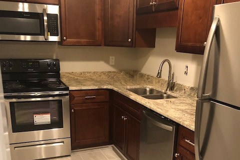 370 Wallace Rd, Unit D12 in Nashville, TN - Foto de edificio - Building Photo