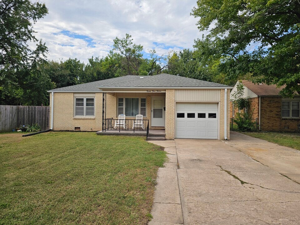 2415 S Poplar Dr in Wichita, KS - Building Photo
