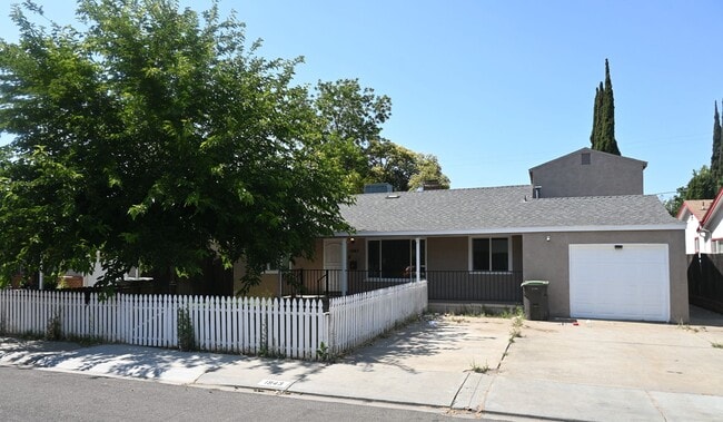 1943 W Sonoma Ave in Stockton, CA - Building Photo - Building Photo