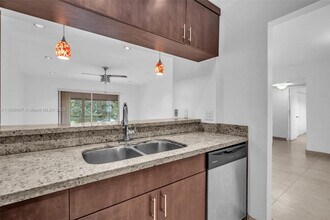 5790 Stirling Rd in Hollywood, FL - Foto de edificio - Building Photo