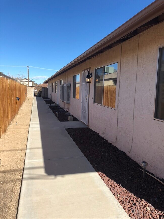 701 Commercial Ave, Unit B in Ridgecrest, CA - Building Photo - Building Photo