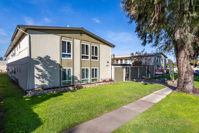 Anaheim Place in Anaheim, CA - Foto de edificio - Building Photo