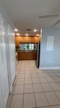 223 Lakeside Cir in Sunrise, FL - Building Photo - Building Photo