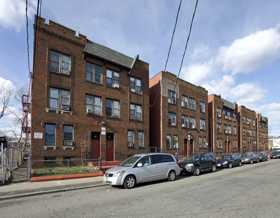 Alston Arms in Hackensack, NJ - Foto de edificio