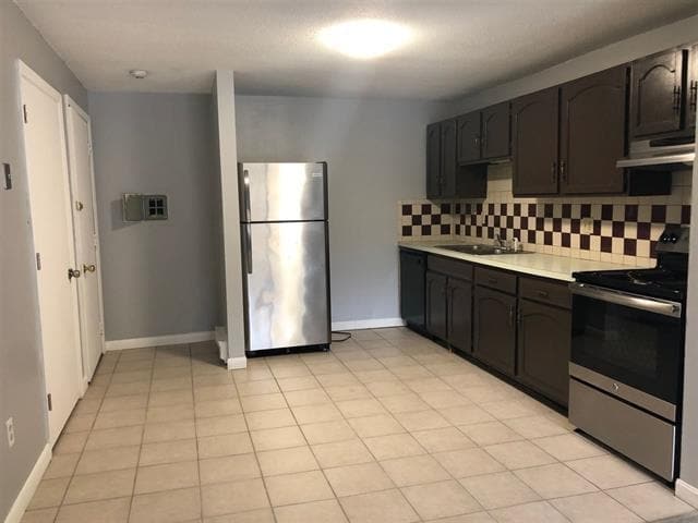 156L Capitol Hill Dr in Londonderry, NH - Building Photo - Building Photo