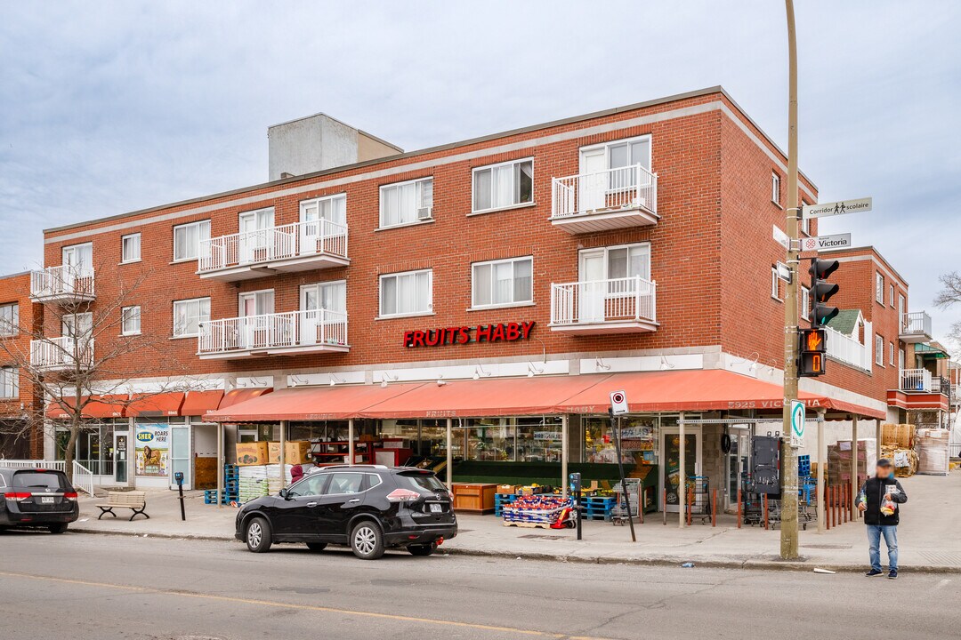 4785 De La Peltrie St in Montréal, QC - Building Photo