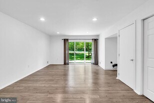 72 Quince Ct in Lawrence Township, NJ - Building Photo