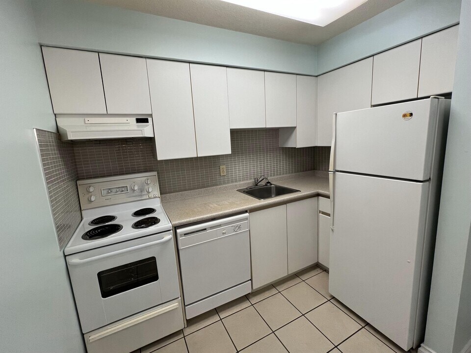 4990 McGeer St in Vancouver, BC - Building Photo