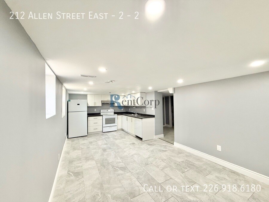 212 Allen St E in Waterloo, ON - Building Photo