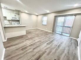 Oakwood Apartments in Kirkwood, MO - Building Photo