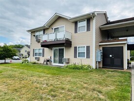 100 Hillside Dr in Middletown, NY - Building Photo