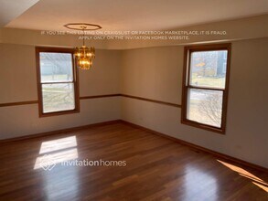 1445 Woodscreek Cir in Crystal Lake, IL - Foto de edificio - Building Photo