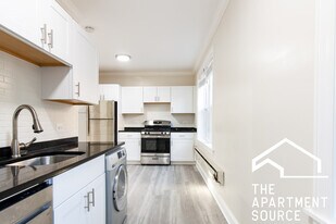 837.5 W Cornelia Ave, Unit 3S in Chicago, IL - Building Photo