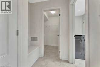 1404 Courtleigh Trl in Oakville, ON - Building Photo - Building Photo