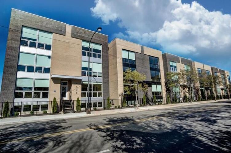 2518 W Addison St in Chicago, IL - Foto de edificio