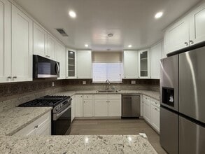20033 Ingomar St in Winnetka, CA - Foto de edificio - Building Photo
