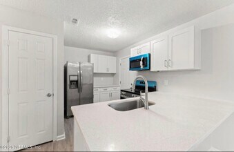 1543 Brook Forest Dr in Jacksonville, FL - Foto de edificio - Building Photo