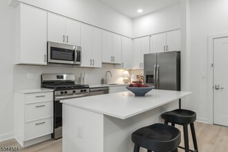 1700 Pollitt Dr in Fair Lawn, NJ - Building Photo - Building Photo