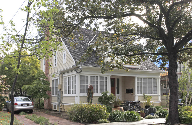 215 Cowper St in Palo Alto, CA - Foto de edificio - Building Photo