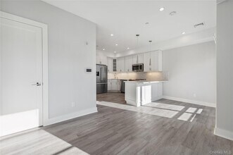 355 Phillips Park Rd, Unit 301 in Mamaroneck, NY - Building Photo - Building Photo