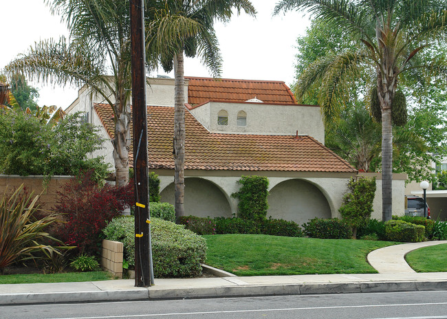 2565 Santa Ana Ave in Costa Mesa, CA - Foto de edificio - Building Photo