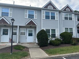 256 Quassaick Ave in New Windsor, NY - Building Photo