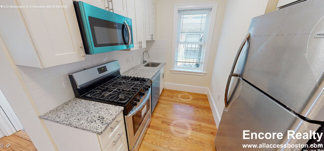 672 Washington St, Unit #1 in Brookline, MA - Foto de edificio - Building Photo