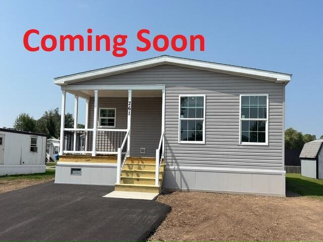 261 Crestwood Dr in Lockport, NY - Building Photo