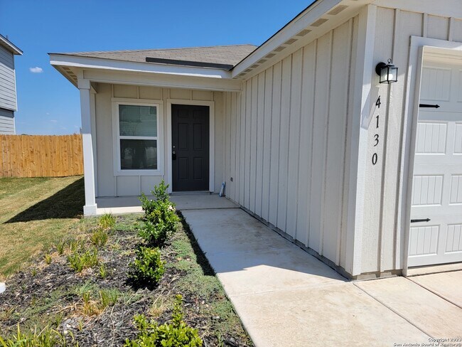 4130 Trail de Paris in New Braunfels, TX - Building Photo - Building Photo