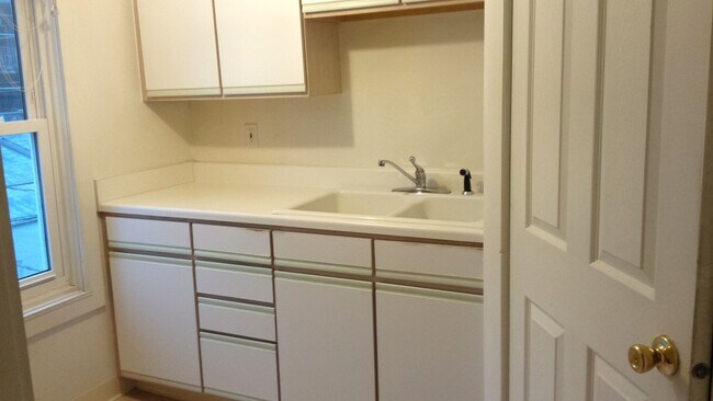 1555 White St, Unit 2 in Dubuque, IA - Building Photo - Building Photo