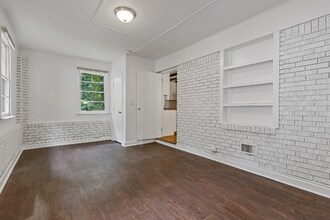 1982 Rena Cir SW in Atlanta, GA - Foto de edificio - Building Photo