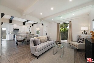 8961 Cadillac Ave in Los Angeles, CA - Building Photo