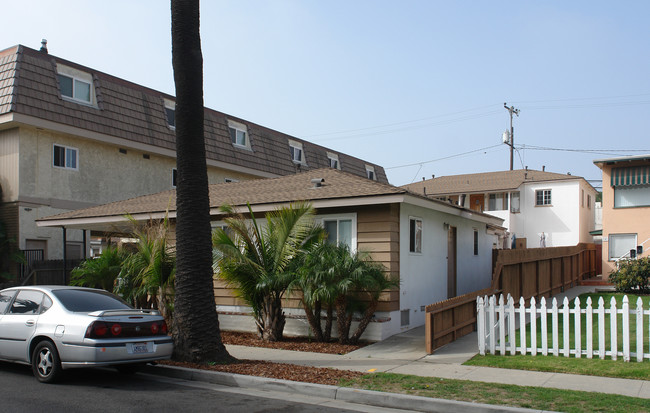 139 10th St in Seal Beach, CA - Foto de edificio - Building Photo