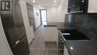 1213 Dundas St W in Toronto, ON - Building Photo