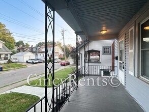 3121 Minot Ave, Unit 2 in Cincinnati, OH - Foto de edificio - Building Photo