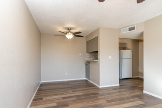 Padres Village Apartments in El Paso, TX - Building Photo - Building Photo