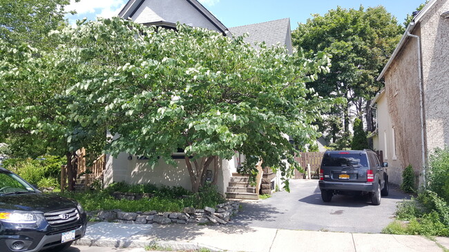 8 Linwood Pl in Rochester, NY - Building Photo - Building Photo