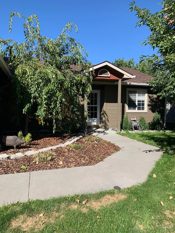 property at 960 Poplar Dr