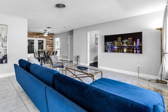16025 NE 5th Ave in Miami, FL - Foto de edificio - Building Photo