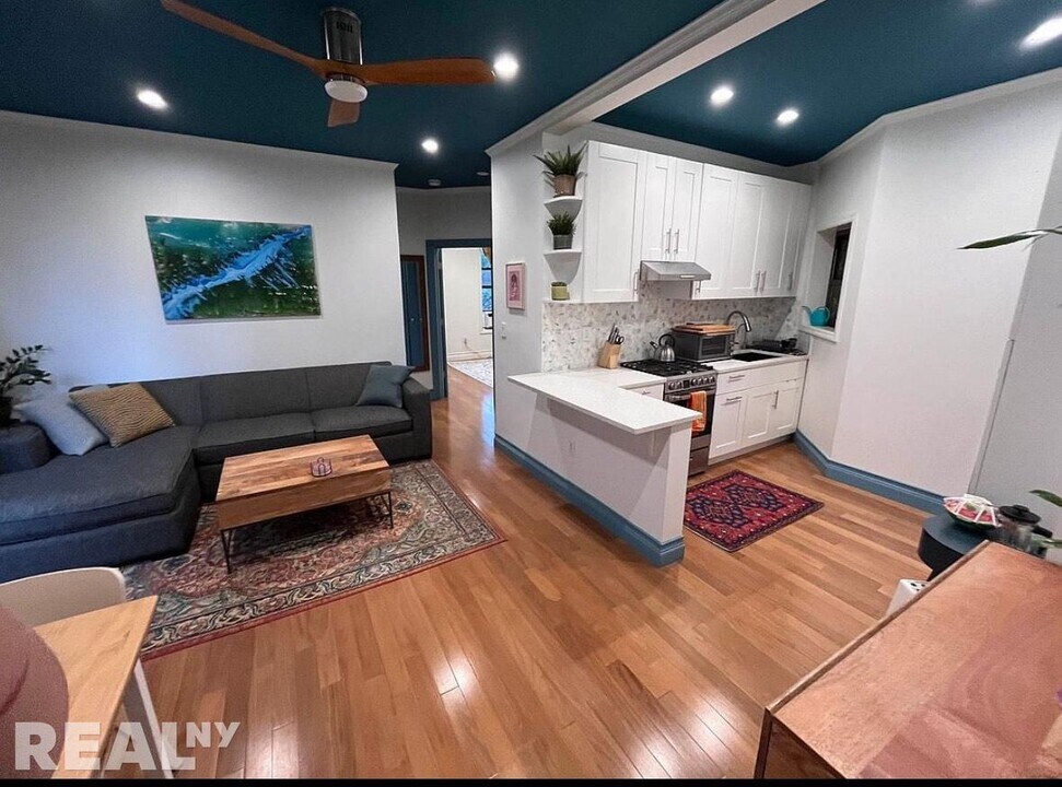 283 E 4th St in New York, NY - Building Photo