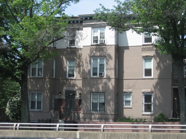 2000 N Capitol St NW in Washington, DC - Building Photo - Building Photo