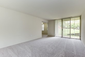 Mayfair House in Falls Church, VA - Foto de edificio - Building Photo